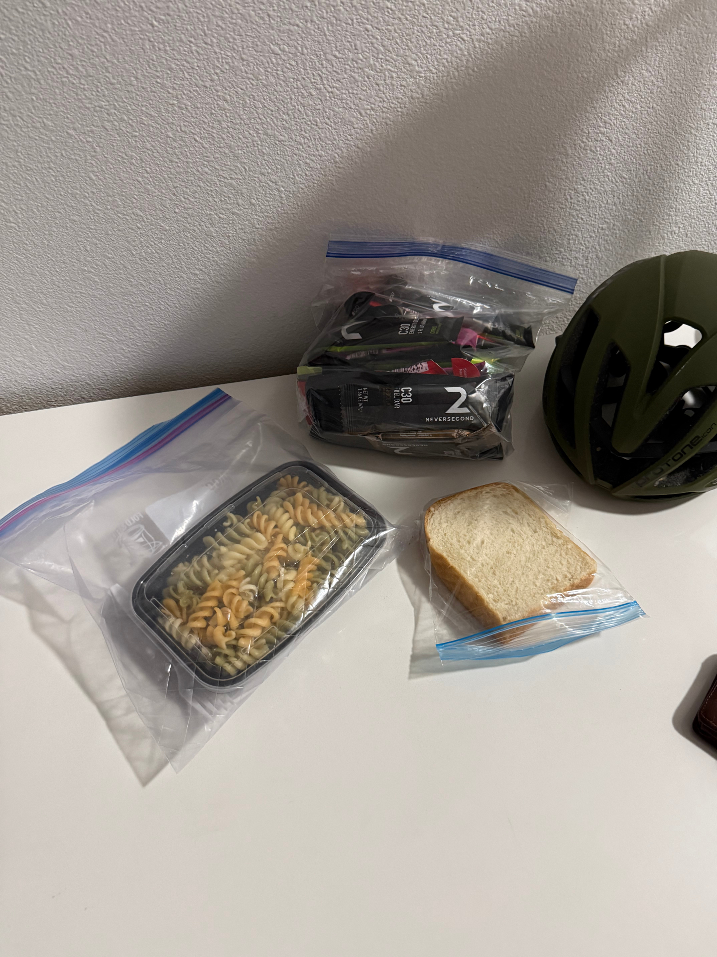 Race-day pre-ride setup: 200g pasta and 130g bread for two hours before, plus all race gels and fuel packed and ready for a long gravel event